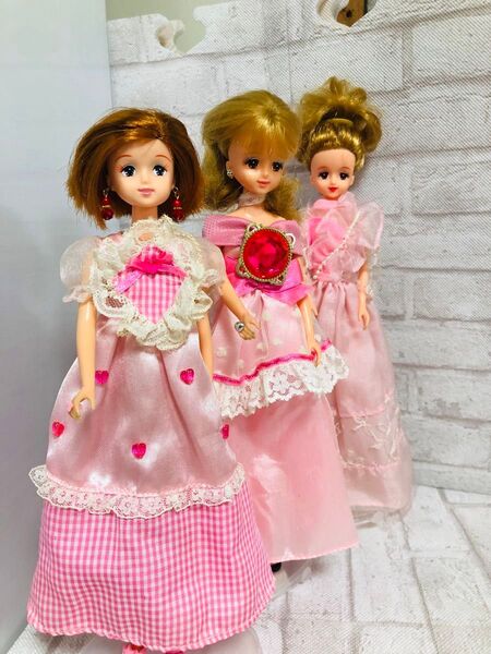 リカちゃんサイズまとめ売りドレスのみ、3点です。タカラトミー二つです。バラ売り無し。