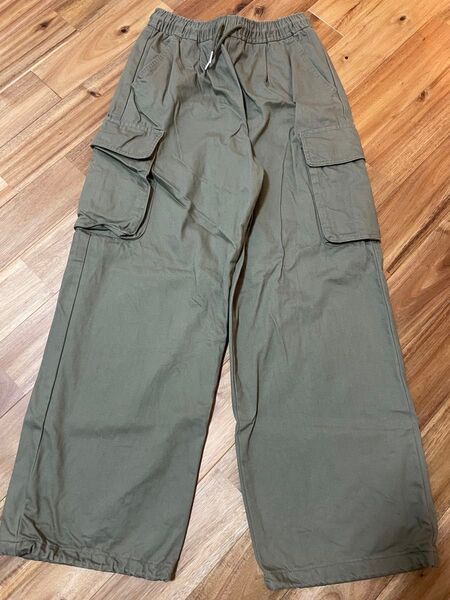 GU(ジーユー)カーゴプルオンワイドパンツ JR OLIVE