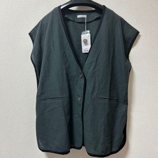 新品 ITEMS URBANRESEARCH パイピングノースリーブジャケット