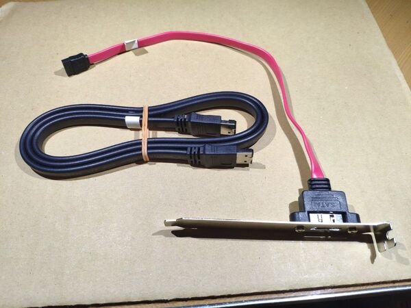 SATA−eSATA変換ケーブル (ブラケット付き)と eSATAケーブルの2本セット