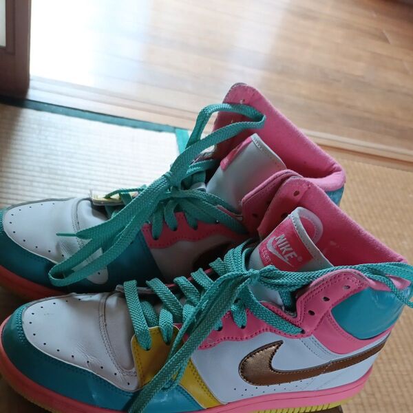 NIKE