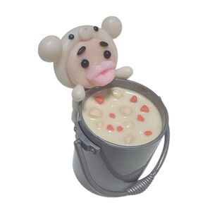 給食のシチューを守るしろくまの皮をかぶった粉吹かける