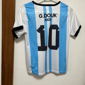 アルゼンチン風の上下セットアップ薄手の夏素材で、乾きやすいです。150〜160くらい。息子は45kg身長145cmくらいです。