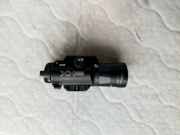SUREFIRE XH35 ウェポンライト 20mm レール 対応 300 1000ルーメン 切り替可