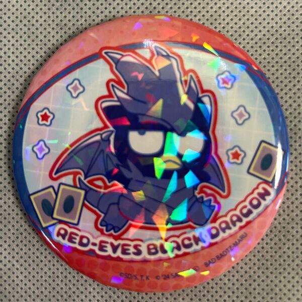 遊戯王デュエルモンスターズ×サンリオキャラクターズ 缶バッジ バッドばつ丸(真紅眼の黒竜)