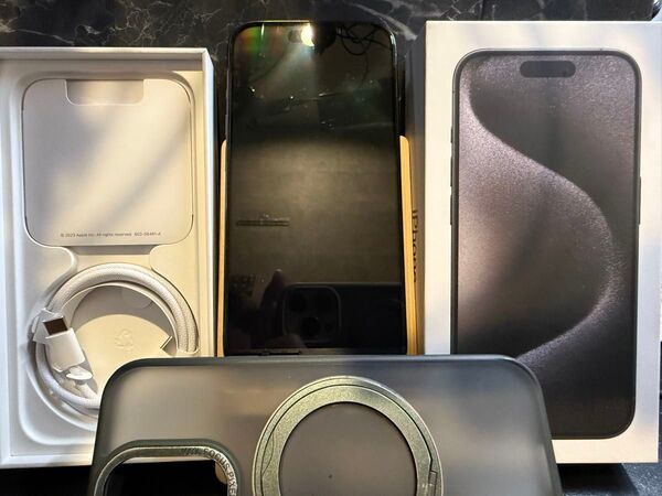 【極美品】iPhone 15 Pro 256GB ブラックチタンニウム おまけ付 24時間以内発送