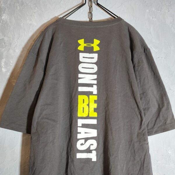 UNDER ARMOUR アンダーアーマー プリントロゴ 半袖 Tシャツ チャコール ビッグサイズ2XL ストリート アメリカ古着
