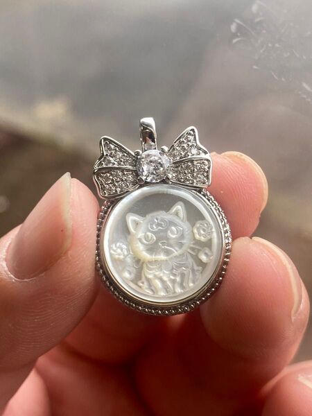 一点物 天然シェル 可愛い猫の形に彫刻された ペンダント