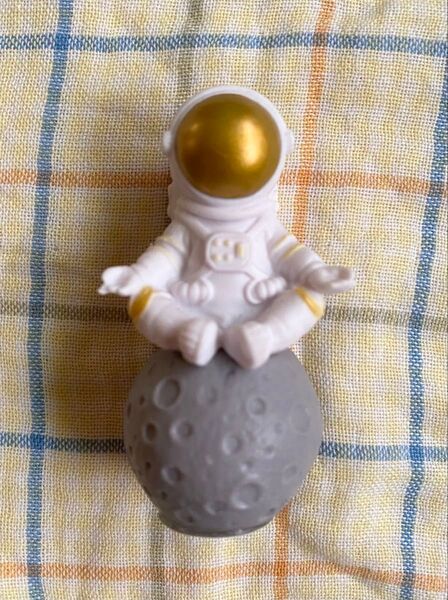 宇宙飛行士 月 ヨガ 置物 インテリア