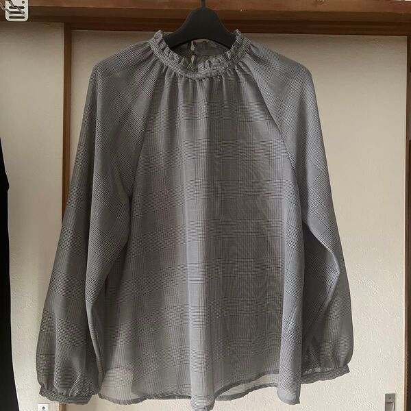 テチチ チェック柄ブラウス グレー フリルネック パフスリーブ