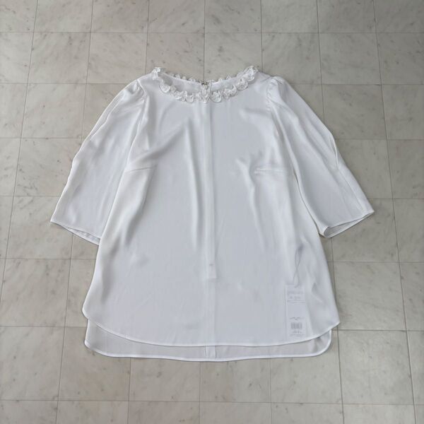TO BE CHIC★新品★バックサテンアムンゼン ノーカラーブラウス