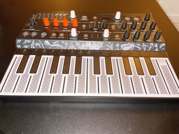 ARTURIA アートリア MicroFreak シンセサイザー ハイブリット オーディオケーブル付き