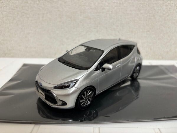 【希少】★送料込み★トヨタ 新型アクア1F7 シルバーメタリック色見本カラーサンプル