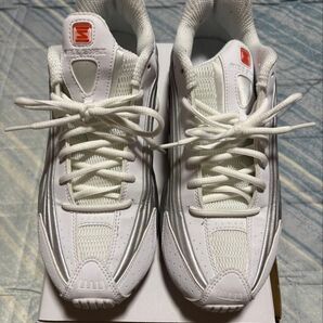 Nike Shox R4 White and Metallic Silver ナイキ ホワイト ショックス