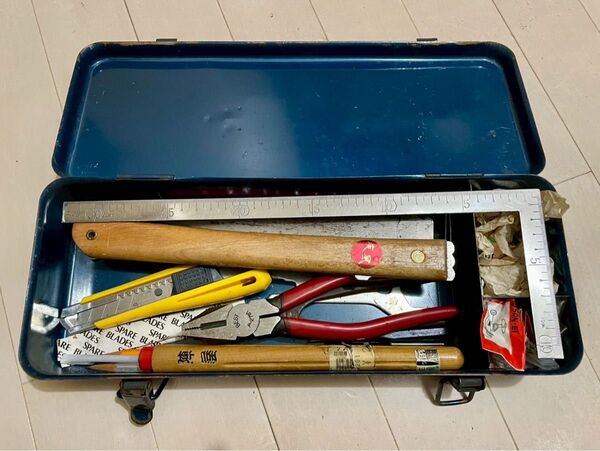 ヴィンテージ 工具セット 工具箱 疾風 大工道具 ノコギリ ペンチ キリ カッター 釘 昭和レトロ やすり ドライバー 定規