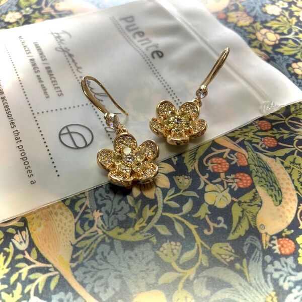 キラキラお花フックピアス クリスタル ニッケルフリー 金属アレルギー アクセサリー ゴールドカラー