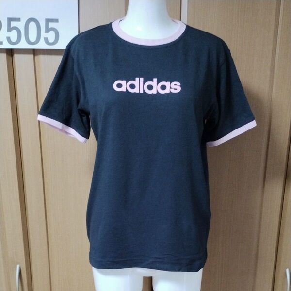 アディダス・半袖TシャツL ブラック ピンクadidasロゴプリント プリント状態も良好 袖愚痴、衿もピンク使いがカワイイ!