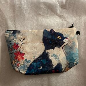 ハチワレ猫と花柄のポーチ