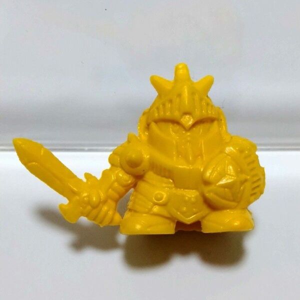 【値下】SDガンダム ガン消し 騎士ガンダム ナイトガンダム 黄色