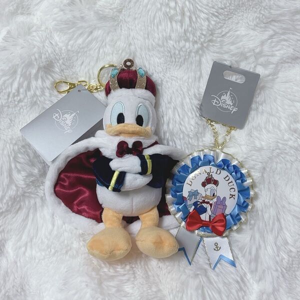 ディズニーストア ドナルド ぬいぐるみキーホルダー ぬいぐるみキーチェーン 缶バッジ ロゼット 2点セット