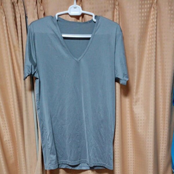 ユニクロ メンズ ヒンヤリ VネックTシャツ グレー クーポンでお得にどうぞ
