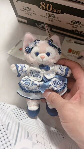 リーナベルぬいぐるみバッジ 青花シリーズ 新品未使用 タブ付き 上海ディズニー限定 タブ付き 日本未発売 ダッフィーフレンズ