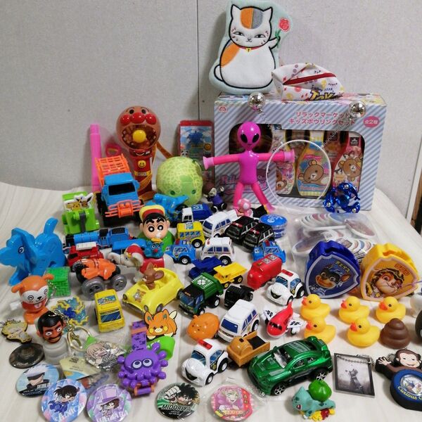 男の子おもちゃまとめ売り ミニカーとキャラクターグッズ 缶バッジ 他