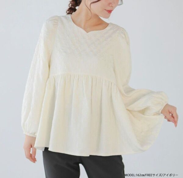 fitmore ハートネックダイヤジャガードペプラムトップス アイボリー