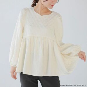 fitmore ハートネックダイヤジャガードペプラムトップス アイボリー