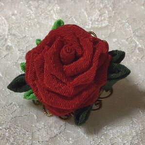 大きめ赤薔薇のゴールドブローチ