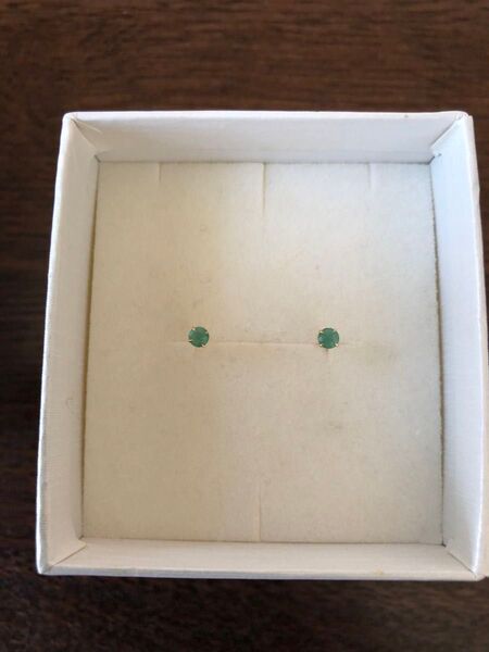 ツツミ ピアス エメラルド
