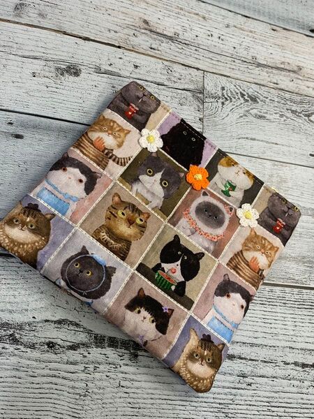 《手作り》猫ちゃんポーチ 小物入れ ポーチ ハンドメイド フラットタイプ 可愛い猫ちゃんのパネルで作りました。花モチーフ付き