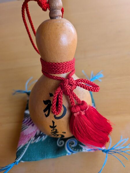 瓢箪(ひょうたん) 縁起物 魔除け 開運 無病息災 置いた時のサイズ 高さ12cm 横と奥行き8cm