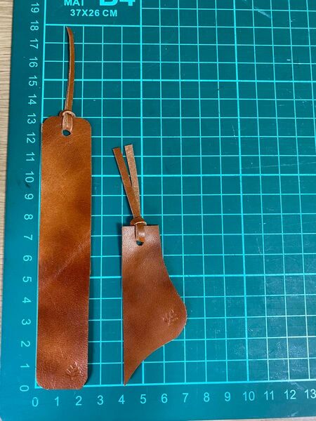 本革 しおり ハンドメイド 栞 ブックマーカー 2点セット 葉っぱの刻印あり ブックマーク