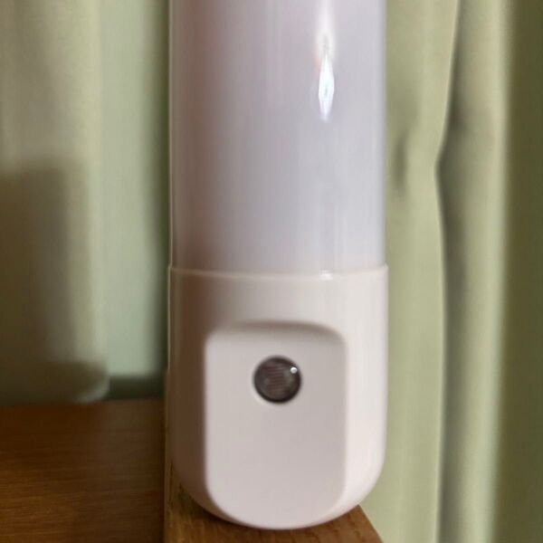LEDナイトライト 電球色 フットライト 足元灯 コンセントタイプ