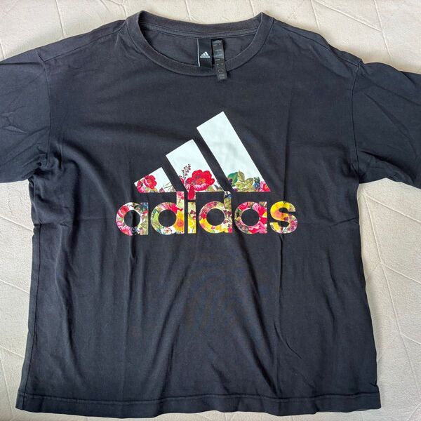 adidas Tシャツ 花柄ロゴ