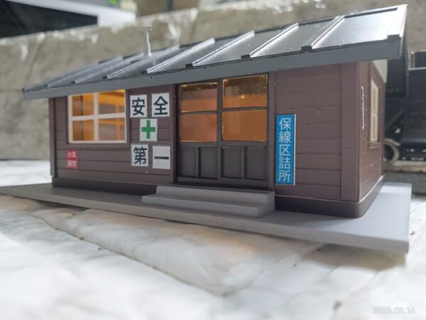 【HOゲージ】着色完成品・ストラクチャー(・乗務員・保線員)木造詰所(中サイズ) 黒色屋根 建屋照明付き