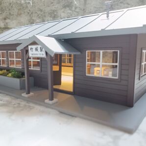 【HOゲージ】着色完成品ローカル木造駅舎 ホーム屋根付ストラクチャー(★建屋照明付)