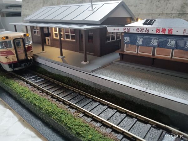 【HOゲージ】(着色完成品)ローカル木造駅舎と立ち食いそば屋さん(木製額付)ジオラマ&モジュールストラクチャー(★建屋照明付)