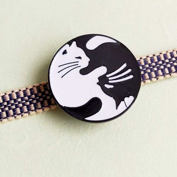 帯留め 二つ巴の猫 和装小物 ハンドメイド ネコ ねこ