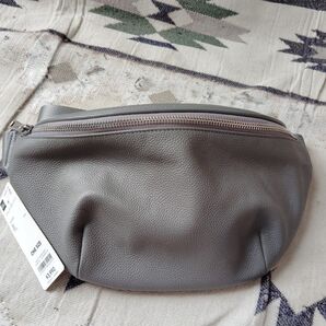 新品、未使用 GU ボディ バッグ リアルレザー