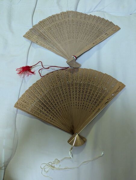 平成中国製木製 透かし彫り 扇子2点セット 和装小物 インテリア 木工芸品。年代物 レトロ