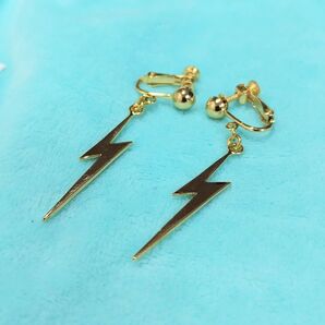 稲妻のかたちのレトロな イヤリング カラー、ゴールド アンティーク