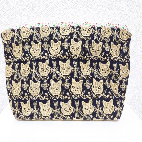 ハンドメイド・猫ちゃん刺繍生地・底マチ付きポーチ⑦