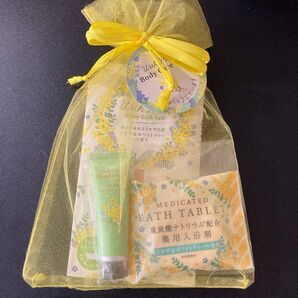 ウィズフローラ オーガンジーセット(入浴剤+ハンドクリーム)ミモザ&ホワイトティー シャンプートリートメントコンディショナー等3種
