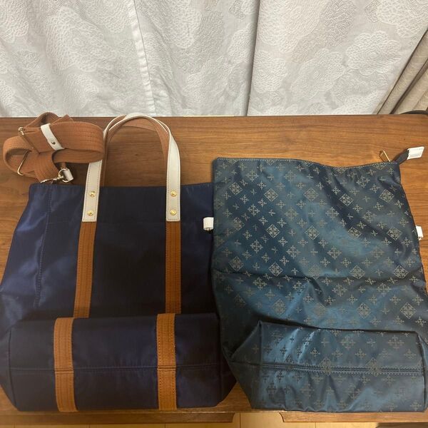 russet ネイビーのナイロン製トートバッグ