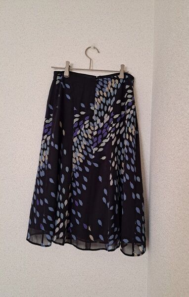 新品 UNTITLED リーフ柄スカート シルク100% 黒 ワールド