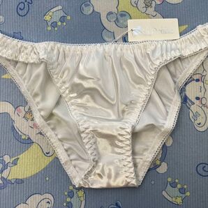 S167【La-Pome】ラポーム 光沢フェリカ生地のビキニショーツ 白 新品 未使用 Mサイズ ポリエステル100%