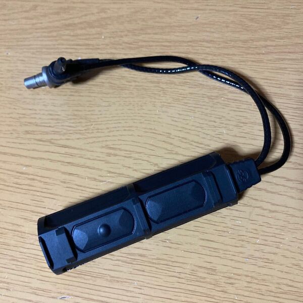 SUREFIRE SR07-D-IT 実物 SUREFIRE シュアファイヤ デュアルスイッチ デュアルリモートスイッチ