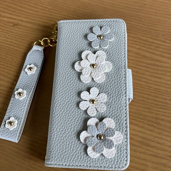 お花モチーフスマホケース 手帳型 ライトグレー (iPhone7/8 SE2 SE3)